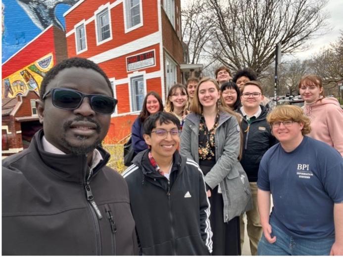 Dr. Gana Ndiaye和Logan博物馆助理馆长Leeann Ream touring the Pilsen Neighborhood with students from ANTH 275 Global Cities.