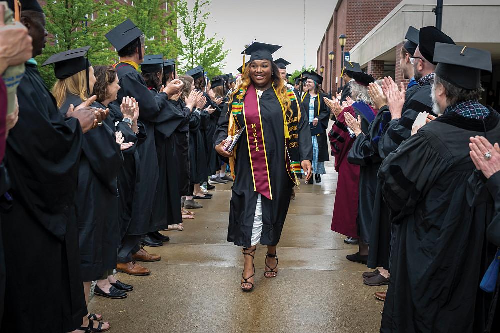 杰达·丹尼尔在毕业典礼后带领2023届毕业生.